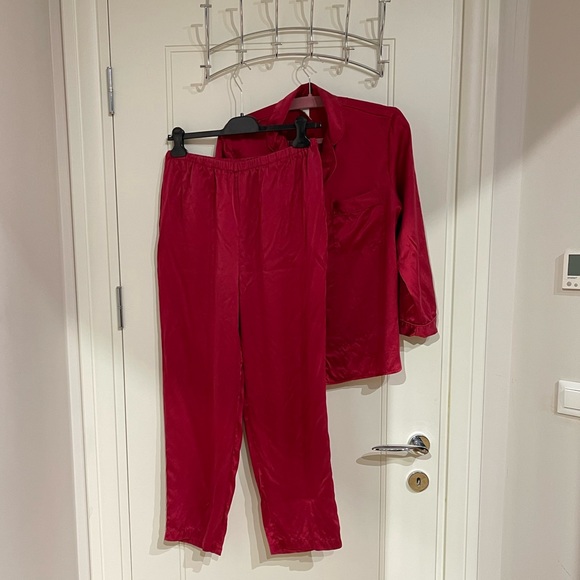 Neiman Marcus Two Piece Silk Pajama Set in Red - Picture 10 of 13